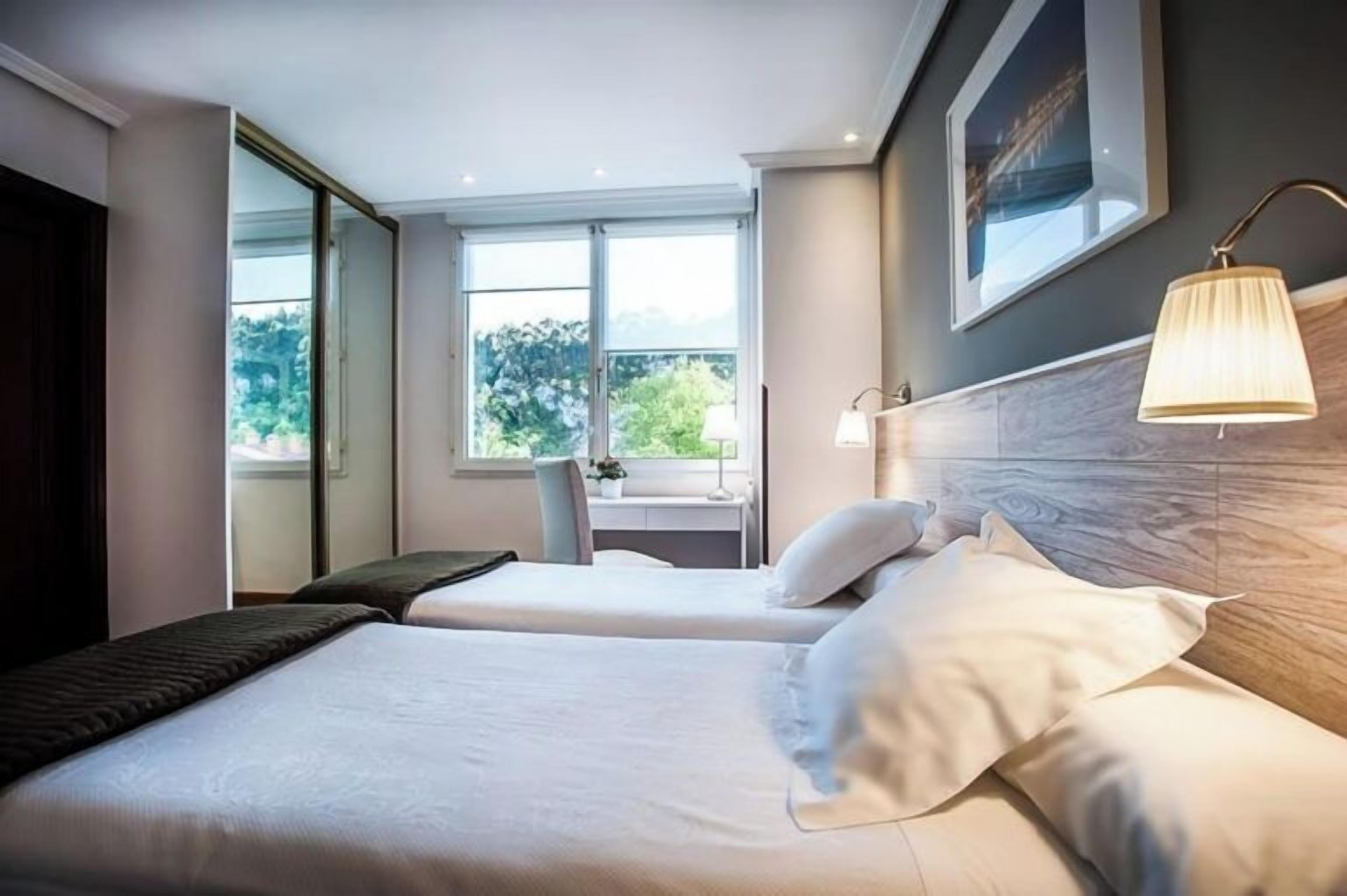 舒适客房 | 高档床上用品、迷你吧、客房内保险箱、办公桌