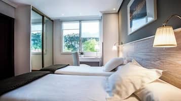 Double extra bed annex building | Bộ đồ giường cao cấp, minibar, két bảo mật tại phòng, bàn