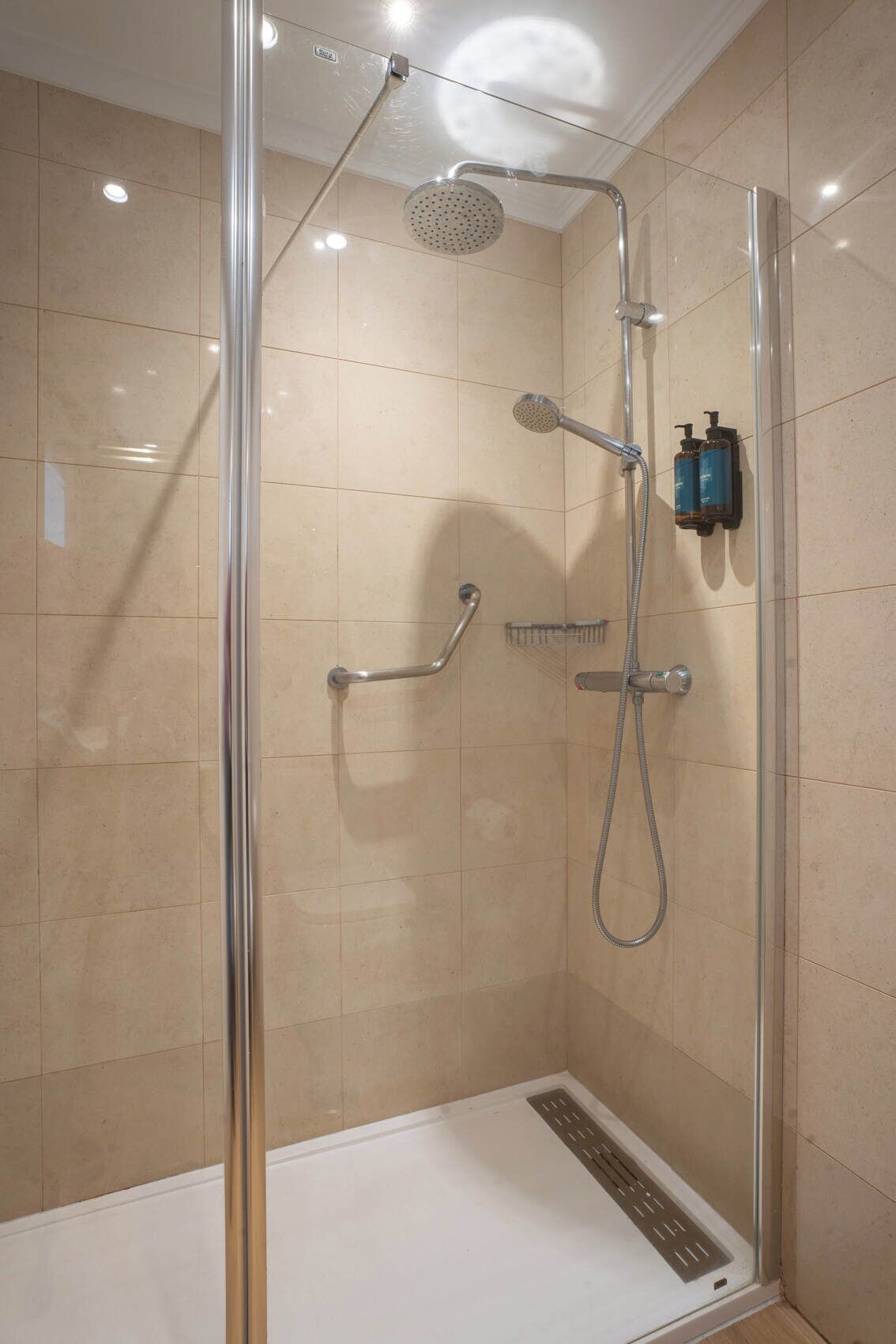 Superior Room, Balcony, Garden View (Views) | Bathroom | Shower, free toiletries, hair dryer, towels