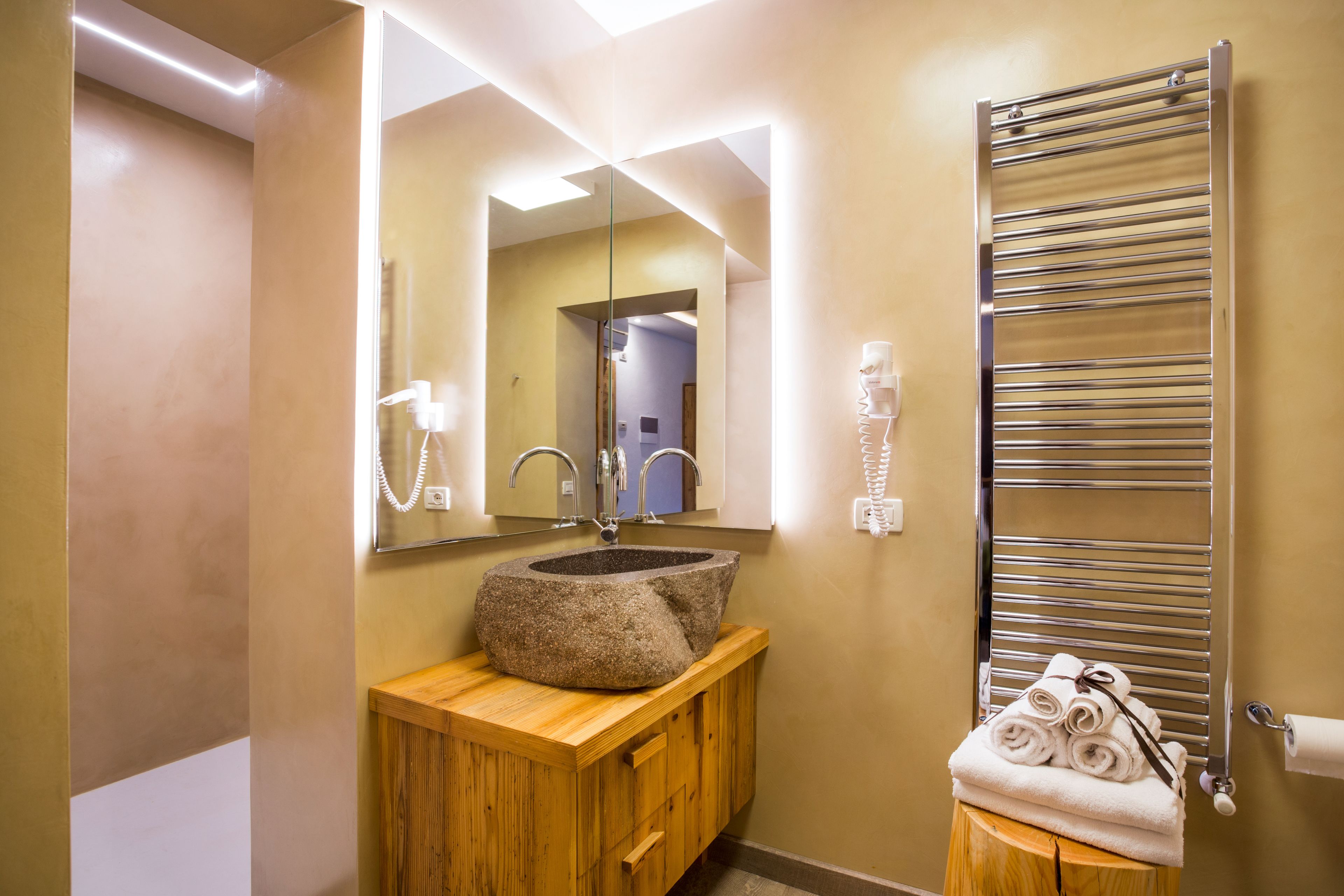 in-room safe, free wifi