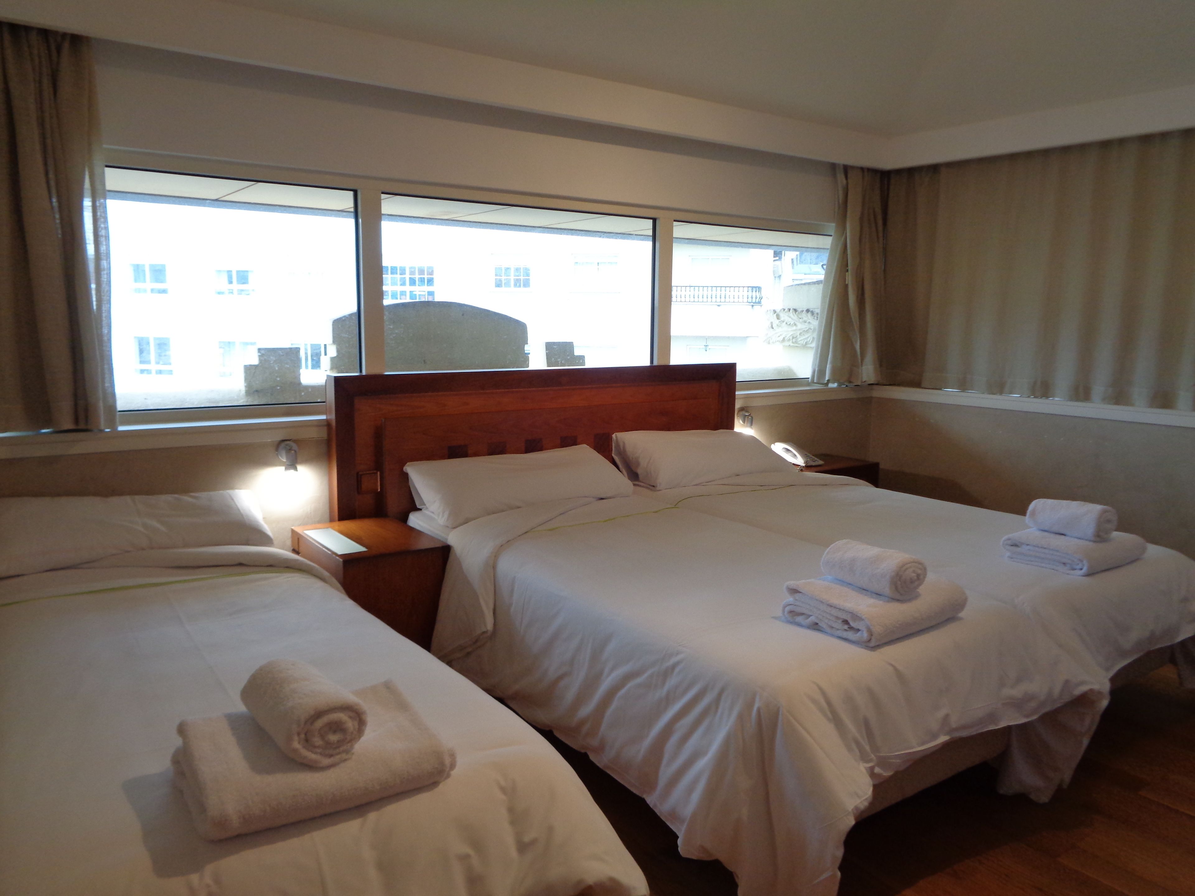 Habitació triple, 3 llits individuals | Roba de llit d'alta qualitat, caixa forta a l'habitació i escriptori 