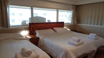 Habitació triple, 3 llits individuals | Roba de llit d'alta qualitat, caixa forta a l'habitació i escriptori