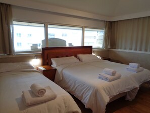 三人房, 3 张单人床 | 高档床上用品、客房内保险箱、办公桌、�遮光窗帘