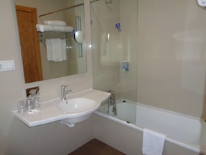 Combined shower/tub, deep soaking tub, free toiletries, hair dryer - Hotel Villa de Betanzos (Betanzos)