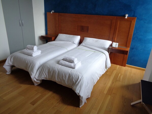 Dubbelrum eller tvåbäddsrum | Sängtillbehör av högsta kvalitet och värdeförvaringsskåp på rummet