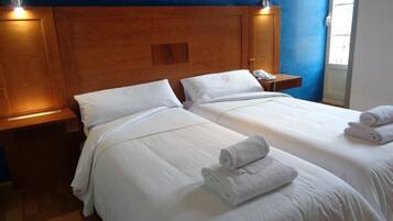 Habitación con 1 cama doble o 2 individuales | Ropa de cama de alta calidad, caja fuerte, escritorio y cortinas opacas