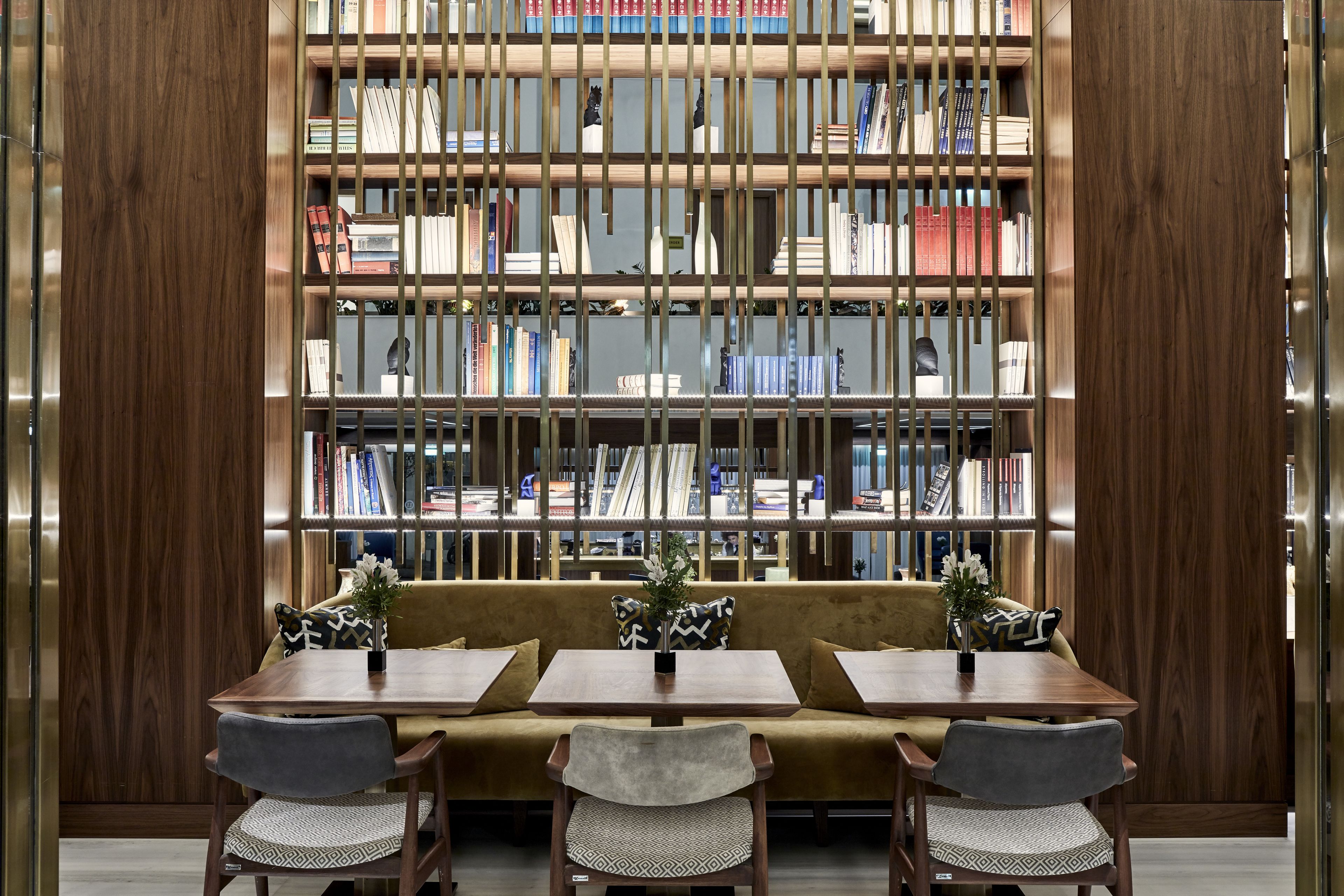 2 restaurants, breakfast, lunch, dinner served; international cuisine