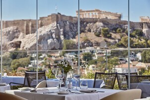 2 ristoranti, aperti a colazione e a pranzo, cucina internazionale
