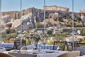 2 restaurants, serveren ontbijt, lunch, diner, internationale gerechten