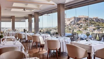 2 restoran, melayani sarapan, makan siang; sajian masakan internasional