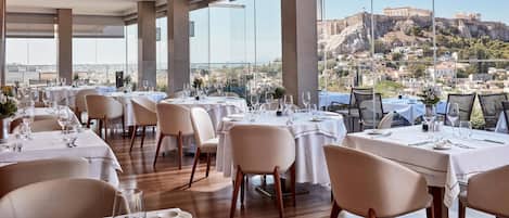 2 restoran, sarapan, makan tengah hari dihidangkan; masakan antarabangsa