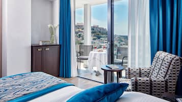 Habitación Deluxe, balcón (Acropolis View) | Ropa de cama de alta calidad y minibar