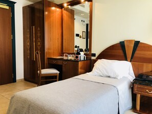 Camera singola | Biancheria da letto di alta qualità, minibar, una cassaforte in camera