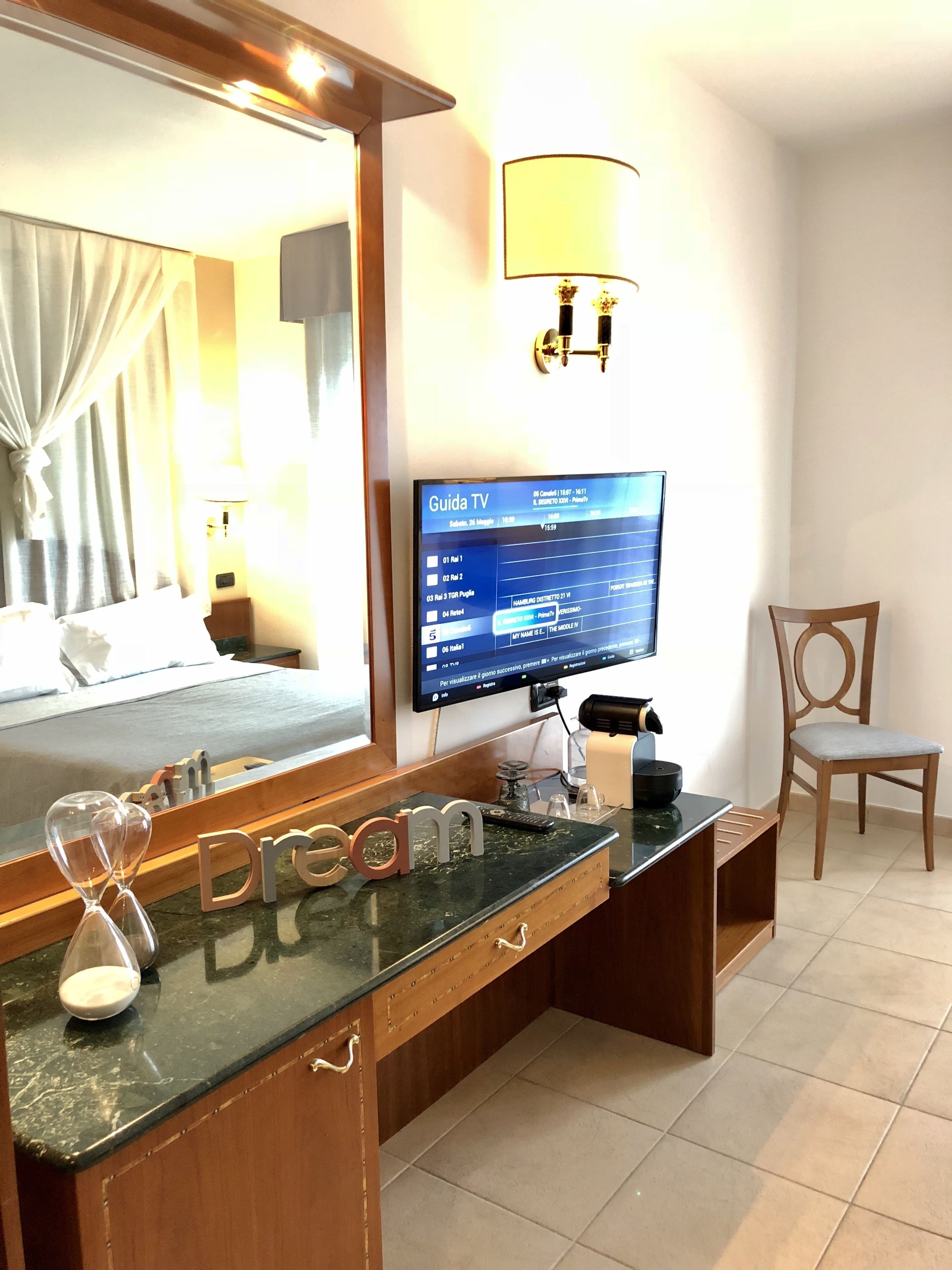 Ropa de cama de alta calidad, minibar, caja fuerte y escritorio