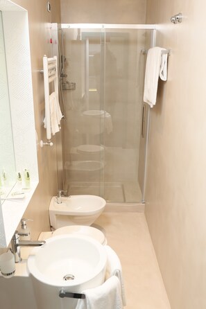 Superior tweepersoonskamer | Badkamer | Een douche, gratis toiletartikelen, een haardroger, een bidet