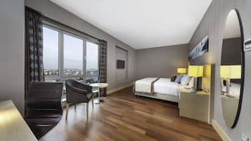 Club Room, 1 Bedroom, City View