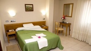 Desk, cribs (free), rollaway beds (surcharge), WiFi (free) - Pension Plaza (Gijon)