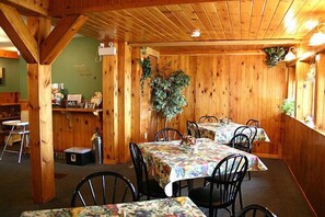 Déjeuner, dîner et souper servis sur place