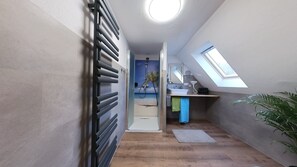 Standaard appartement, 2 slaapkamers, niet-roken, kitchenette | Badkamer | Een douche, gratis toiletartikelen, een haardroger, handdoeken