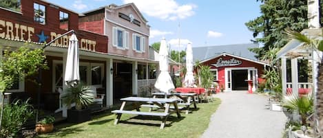 Un bâtiment sur lequel on peut lire l’inscription : « Lonestar Burgers & Steaks ».