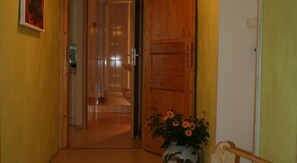 Standaard appartement, 1 slaapkamer, toegankelijk voor mindervaliden, uitzicht op resort | Woonruimte | Televisie