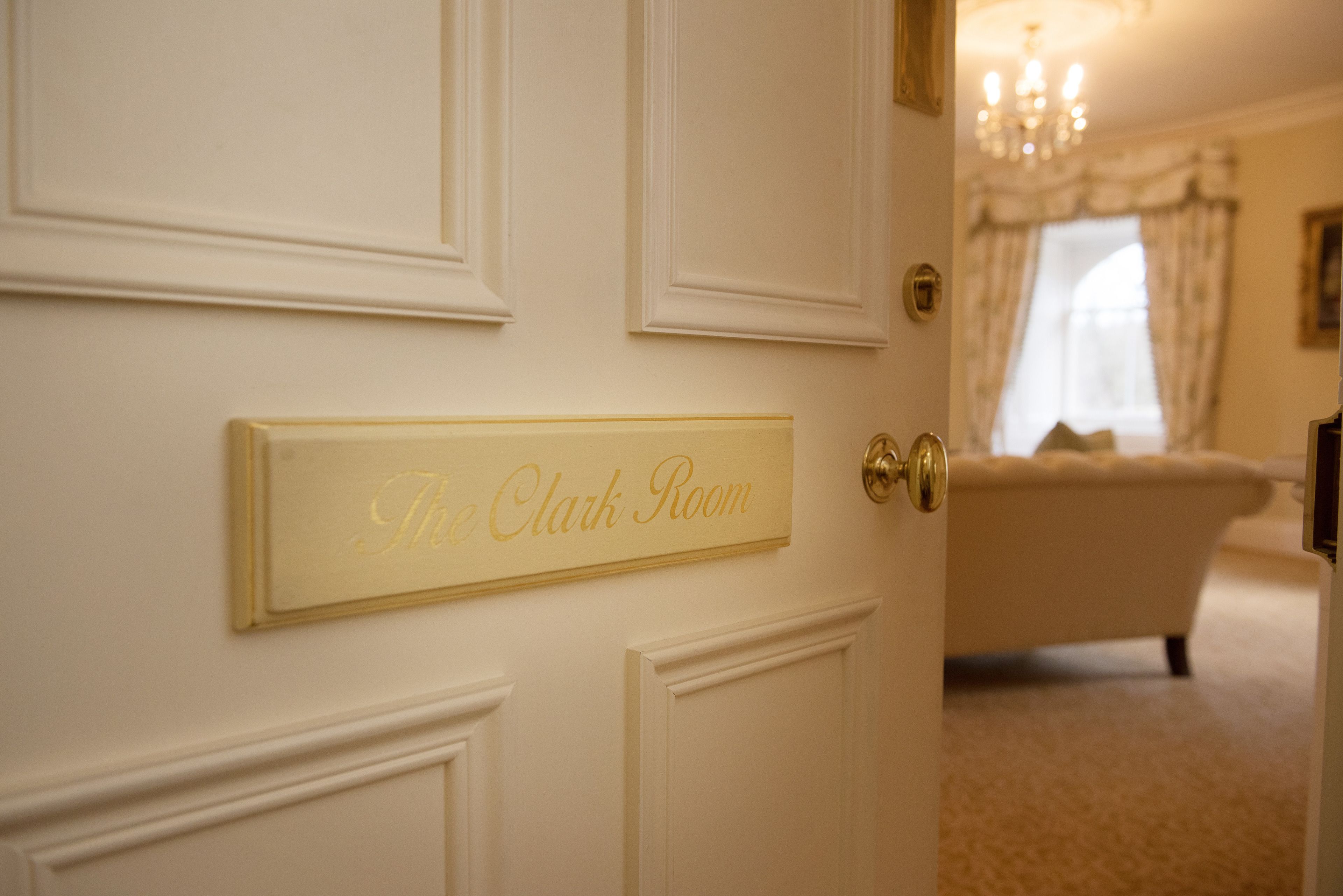 Een deur met een bord waarop staat: The Clark Room.