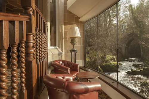 2 bars/lounges