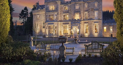 Crossbasket Castle Hotel & Restaurant