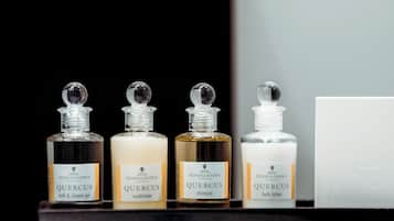 Cuatro botellas de productos de baño Penhaligon's Quercus sobre una estantería.