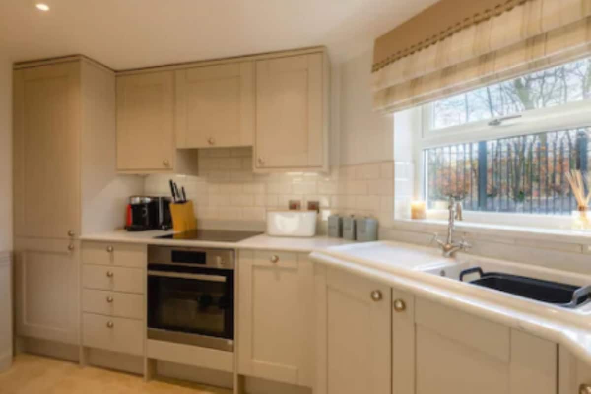 the gate lodge | private kitchen | coffee/tea maker, electric kettle, high chair