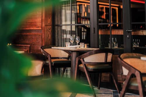 2 restaurants; breakfast, lunch, and dinner served