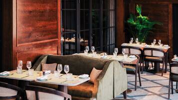 2 restaurants; ze serveren er ontbijt, lunch en diner