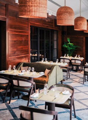 2 restaurants servant le petit déjeuner, le déjeuner et le dîner
