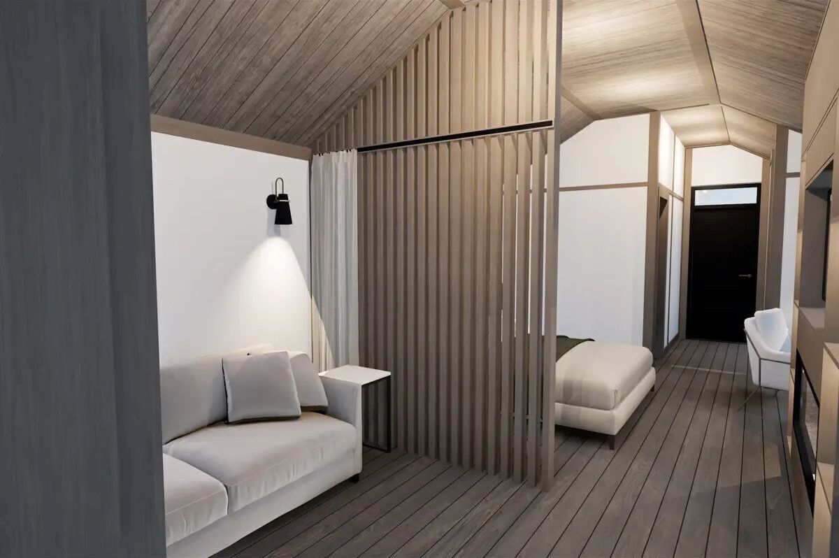 Un interno moderno con soffitto in legno, un divano, un tavolino e una porta scorrevole.