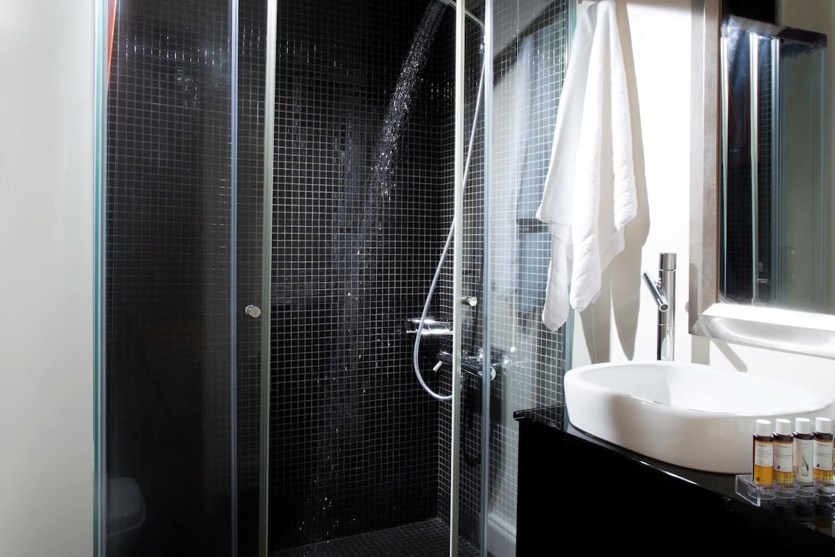 comfort loft | bathroom | designer toiletries, hair dryer, towels