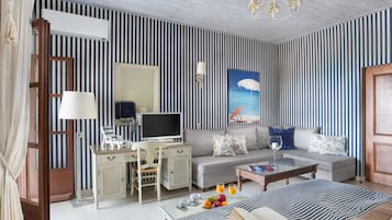 Classic Triple Room | Minibar, in-room safe, desk, soundproofing