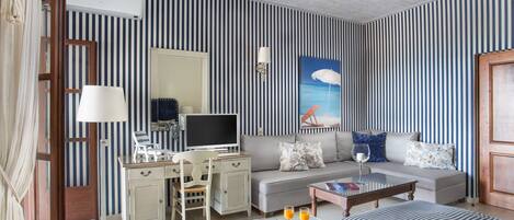 Classic Triple Room | 1 bedroom, minibar, in-room safe, desk