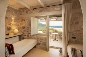 Suite junior, vistas a la montaña | Minibar, caja fuerte, escritorio y sistema de insonorización