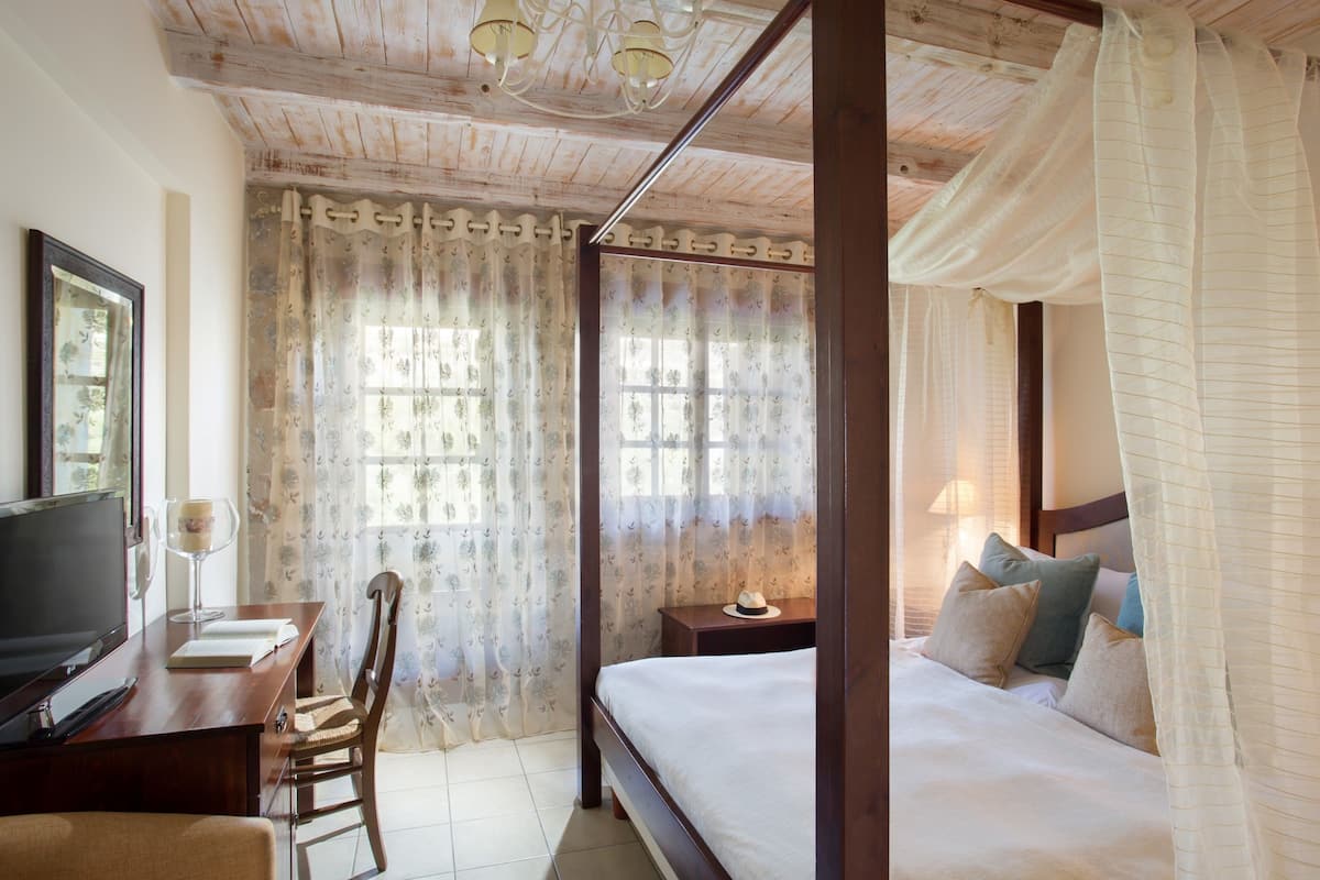 Classic-Doppel- oder -Zweibettzimmer, Bergblick | 1 Schlafzimmer, Minibar, Zimmersafe, Schreibtisch