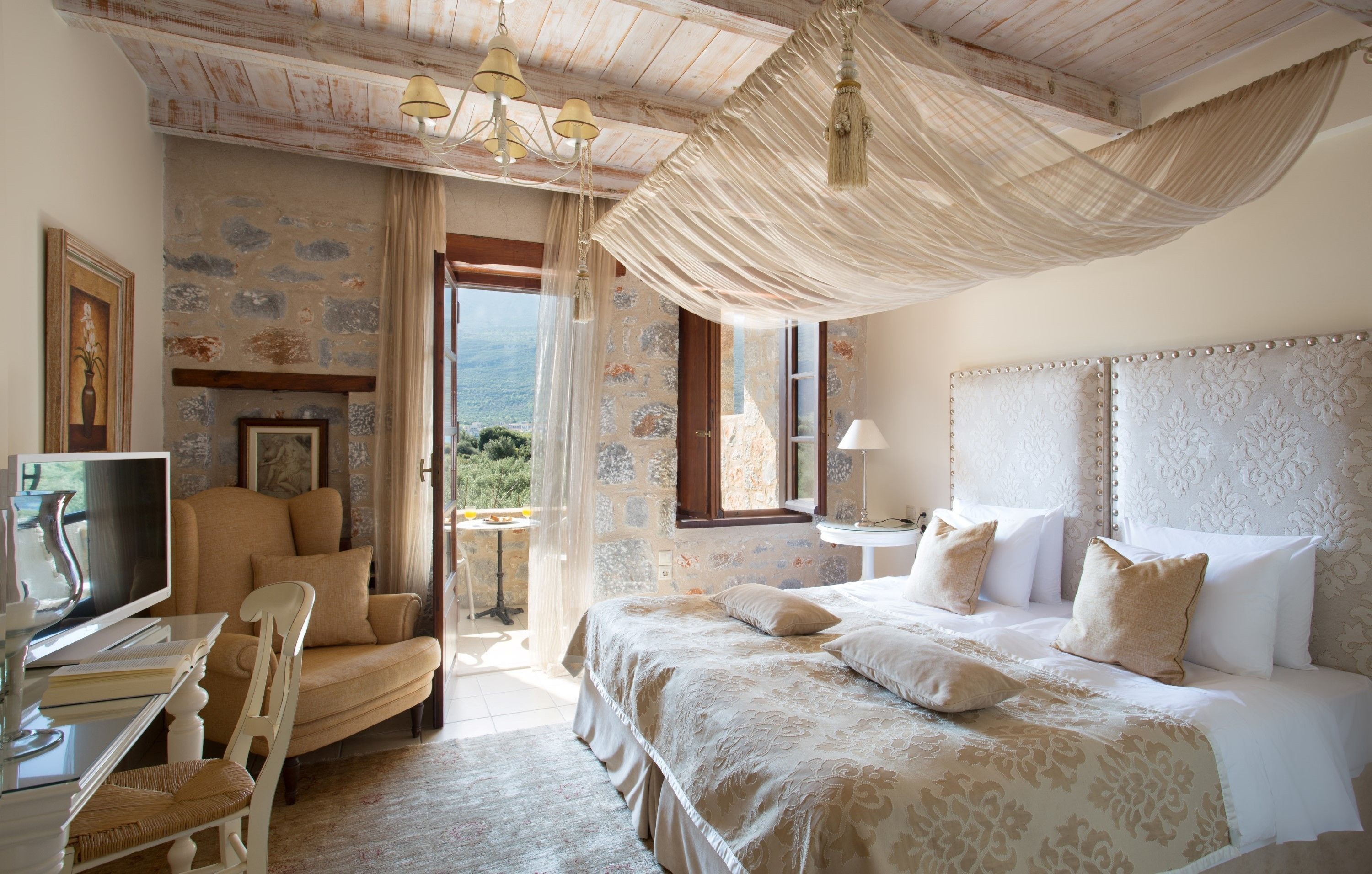 standard double room, partial sea view | 1 bedroom, minibar, in-room safe, desk