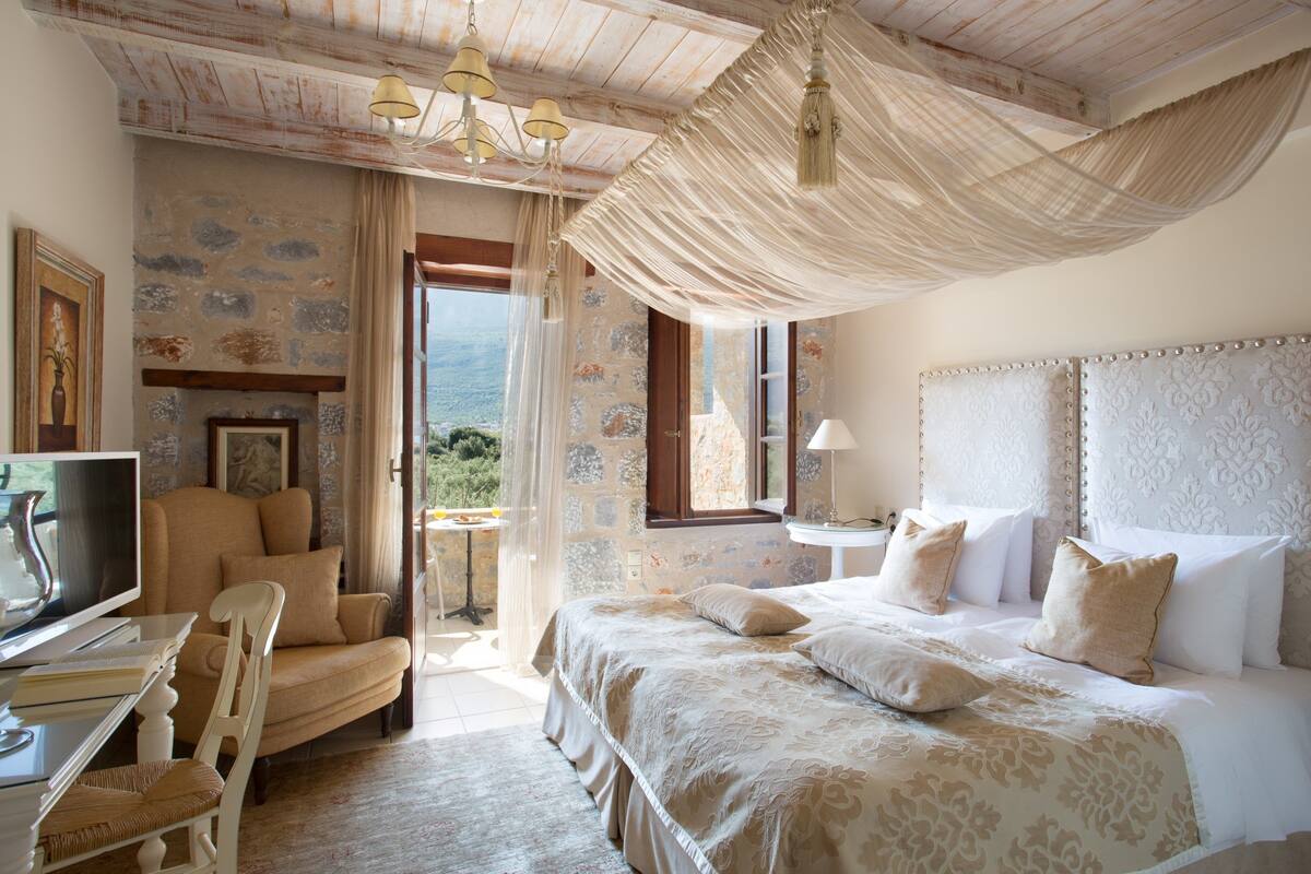 standard double room, partial sea view | 1 bedroom, minibar, in-room safe, desk