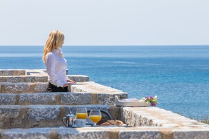 Minibar, caja de seguridad en la habitación y escritorio 
