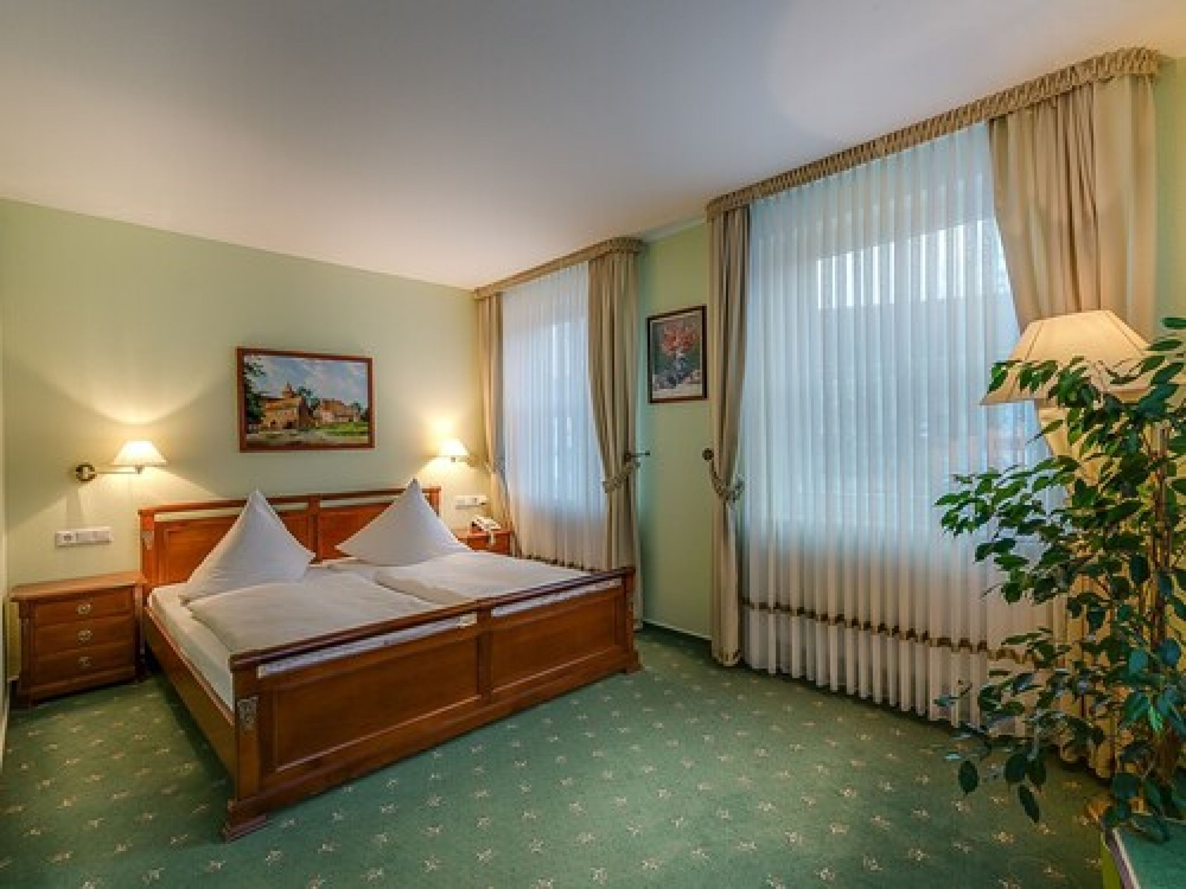 Een bureau, een strijkplank/strijkijzer, gratis wifi, beddengoed