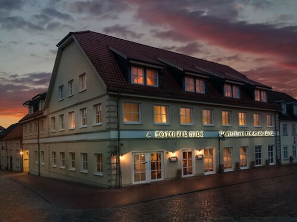 Front of property – evening/night - Hotel zur Burg (Burg Stargard)