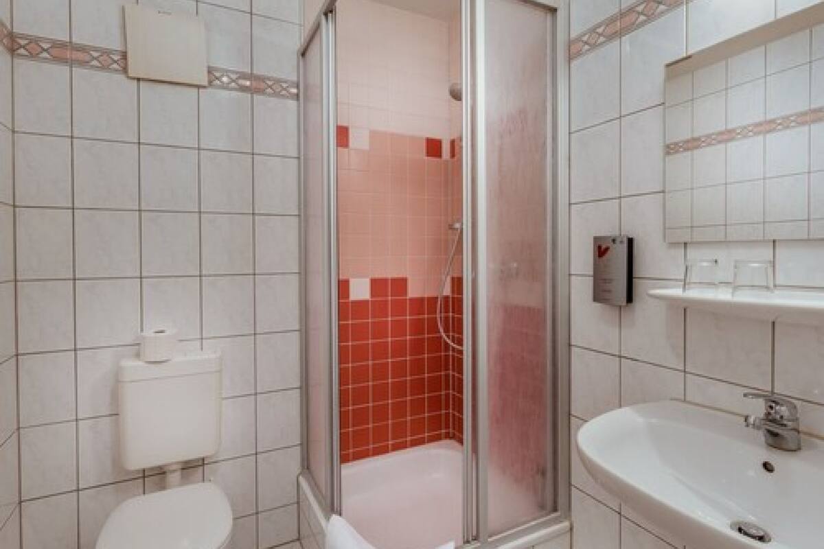 single room, non smoking | bathroom | shower, free toiletries, hair dryer, towels