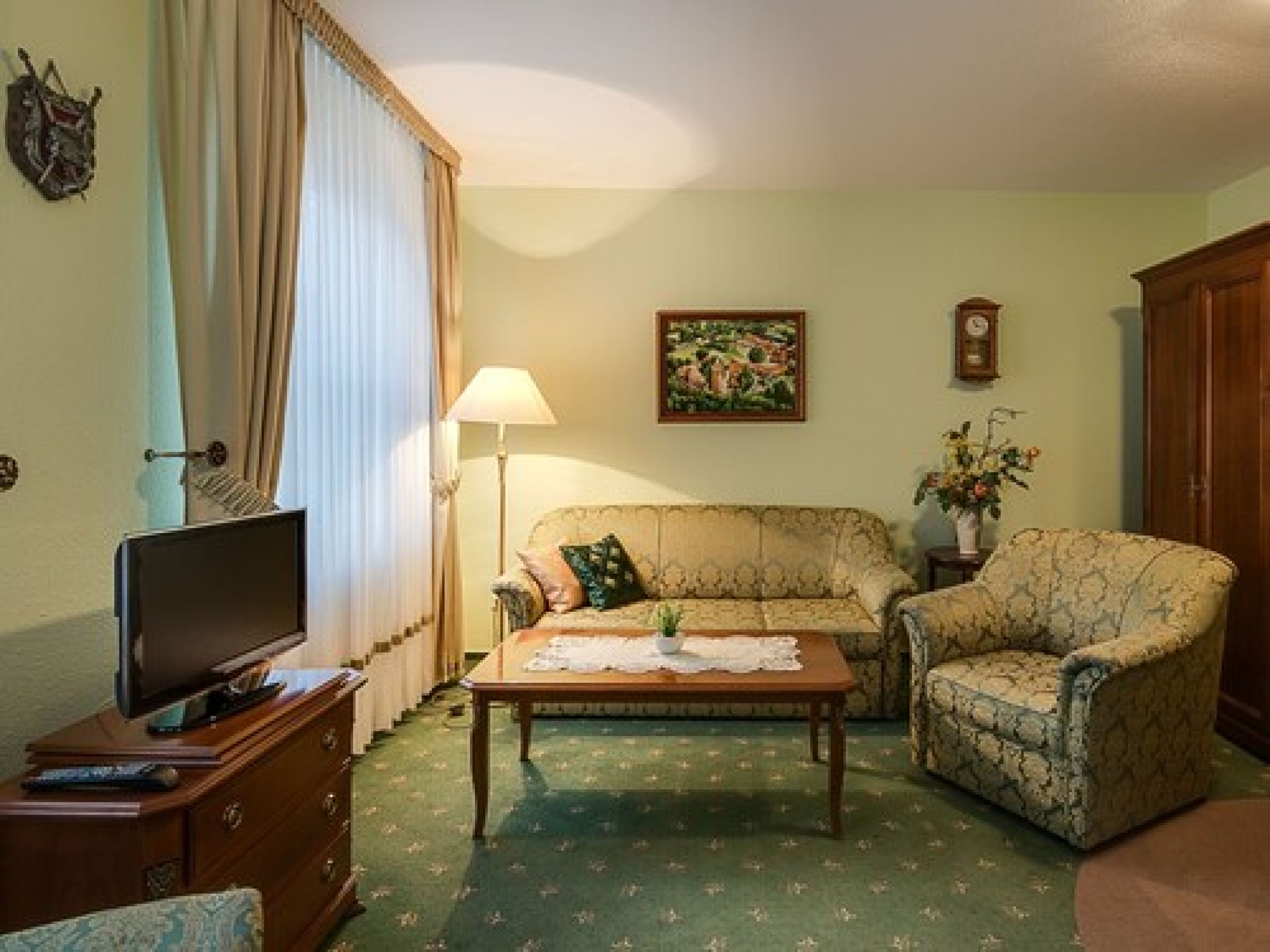 comfort double room, 1 double bed, non smoking | living area | 21-inch tv with cable channels