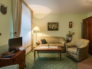 Comfort Double Room, 1 Double Bed, Non Smoking | Living area | 21-inch TV with cable channels - Hotel zur Burg (Burg Stargard)