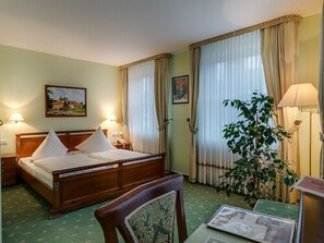 Desk, iron/ironing board, free WiFi, bed sheets - Hotel zur Burg (Burg Stargard)