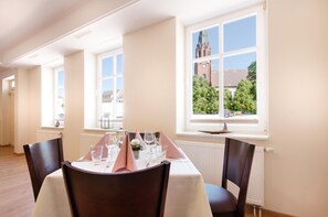 Breakfast, lunch, dinner served; Regional cuisine - Hotel zur Burg (Burg Stargard)