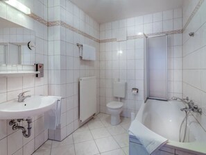 Buồng tắm vòi sen, đồ dùng nhà tắm miễn phí, máy sấy tóc, khăn tắm 